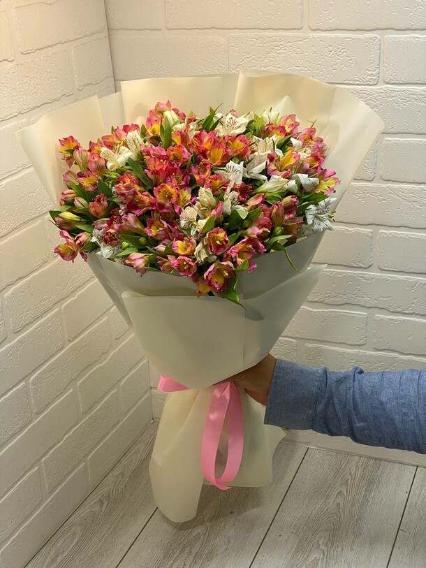 Букет из микса альстромерий, артикул F1315467 - 12500 рублей, доставка по городу. Flawery - доставка цветов