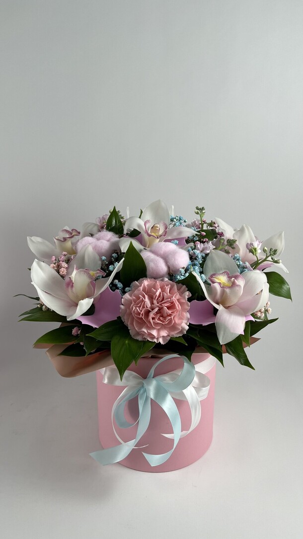 Цветы в коробке «зефирное облако» на день матери, артикул F1341142 - 6958 рублей, доставка по городу. Flawery - доставка цветов