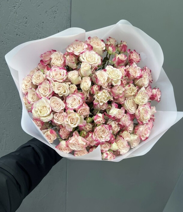 Нежный букет из кустовых роз, артикул F1349839 - 9946 рублей, доставка по городу. Flawery - доставка цветов