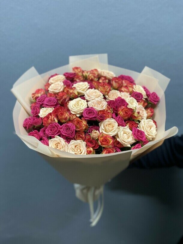 Букет из кустовых роз микс, артикул F1369465 - 11606 рублей, доставка по городу. Flawery - доставка цветов