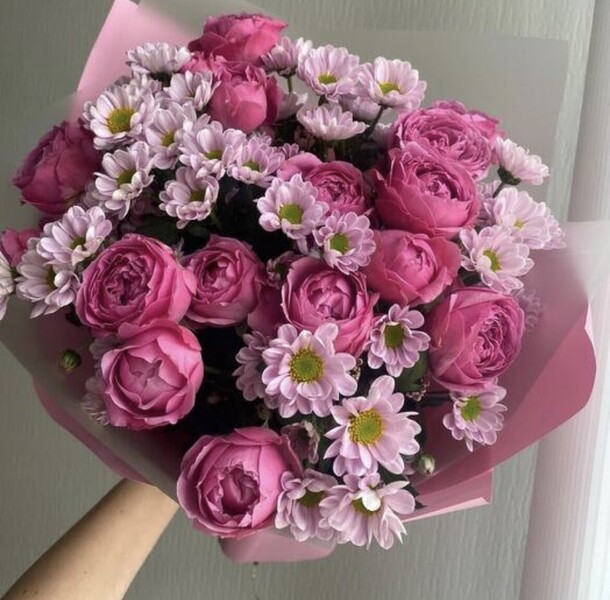 Букет ягодный микс из хризантем и пионовидных роз на день матери, артикул F1382989 - 7442 рублей, доставка по городу. Flawery - доставка цветов