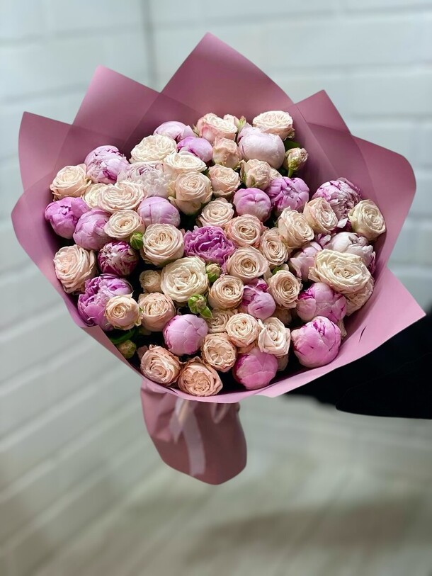 Букет из пионов и кустовых роз, артикул F1445176 - 23500 рублей, доставка по городу. Flawery - доставка цветов