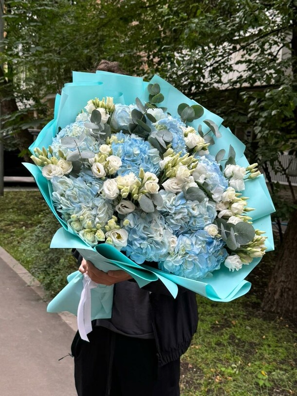 Воздушный букет из гортензий и эустомы, артикул F1490519 - 15600 рублей, доставка по городу. Flawery - доставка цветов