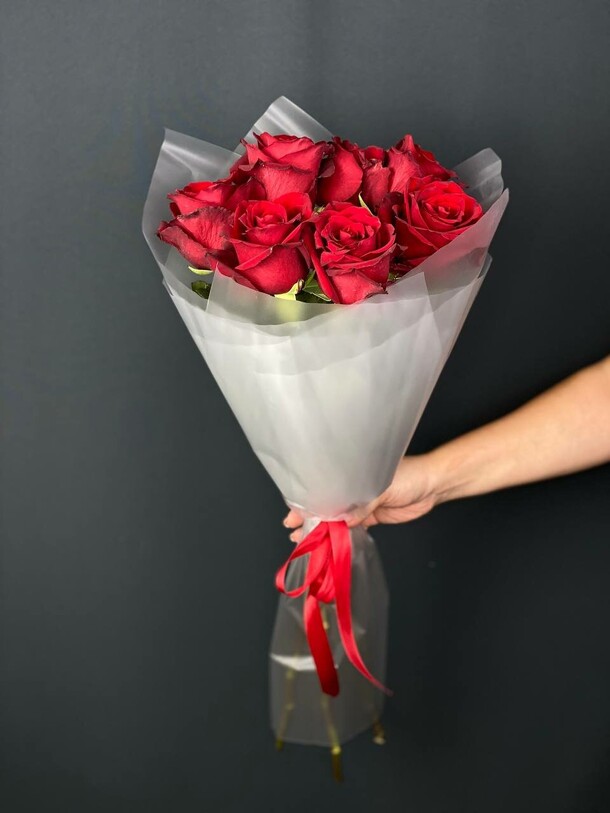 Букет из 7 эквадорскиз роз, артикул F1344702 - 2900 рублей, доставка по городу. Flawery - доставка цветов