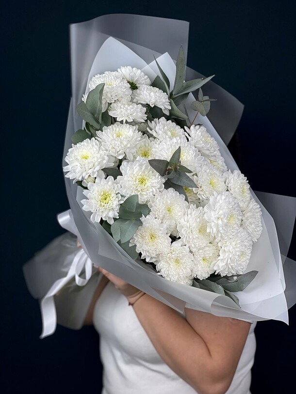 Букет хризантем с эвкалиптом, артикул F1405177 - 4520 рублей, доставка по городу. Flawery - доставка цветов