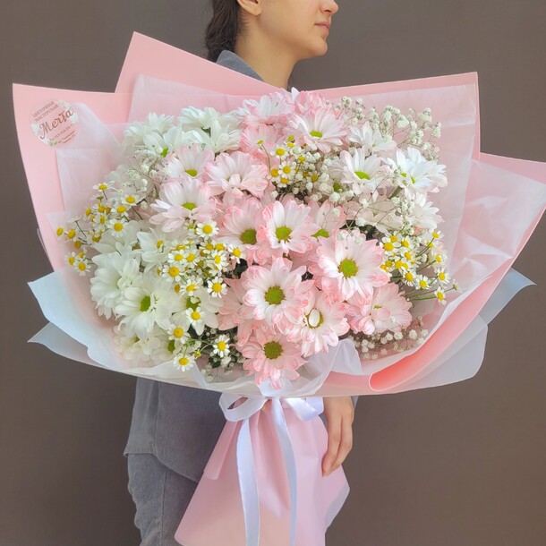 Букет из хризантем и ромашек "гигант", артикул F1302575 - 7269 рублей, доставка по городу. Flawery - доставка цветов