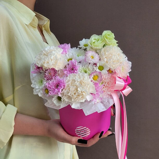 Композиция в шляпной коробке из хризантем и диантусов "яркое мгновение", артикул F1323639 - 3610 рублей, доставка по городу. Flawery - доставка цветов