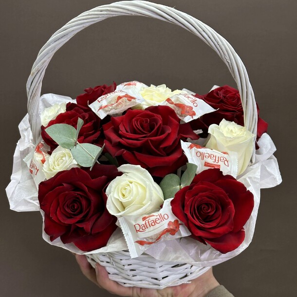 Композиция в корзине "сладкий дуэт", артикул F1401935 - 7750 рублей, доставка по городу. Flawery - доставка цветов