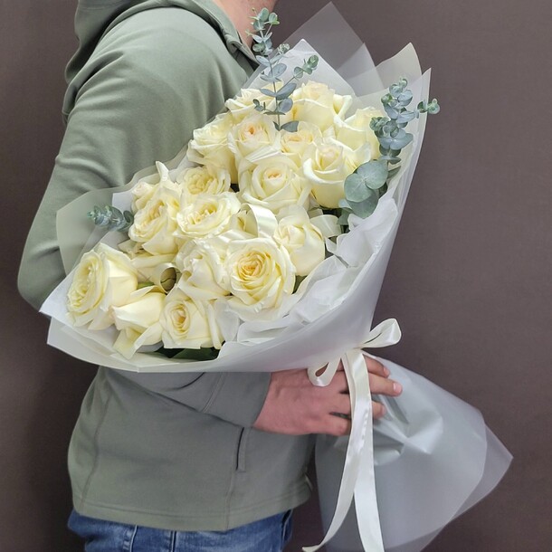 Букет из роз "белое созвездие", артикул F1403629 - 12300 рублей, доставка по городу. Flawery - доставка цветов