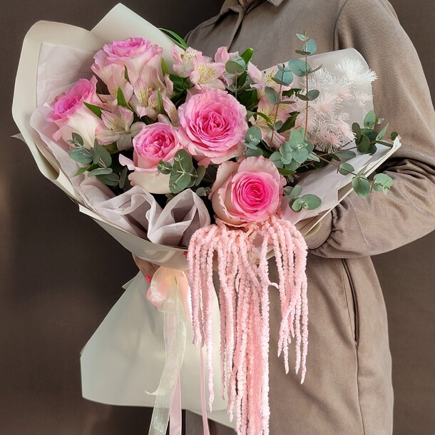 Букет из роз и амарантуса "шик", артикул F1422544 - 7040 рублей, доставка по городу. Flawery - доставка цветов