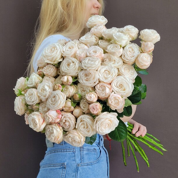 Букет из кустовых роз "персиковый сад", артикул F1430376 - 11460 рублей, доставка по городу. Flawery - доставка цветов