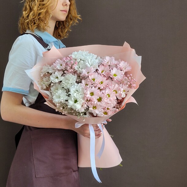 Букет из хризантем и гипсофилы "поцелуйчик", артикул F1430405 - 3930 рублей, доставка по городу. Flawery - доставка цветов