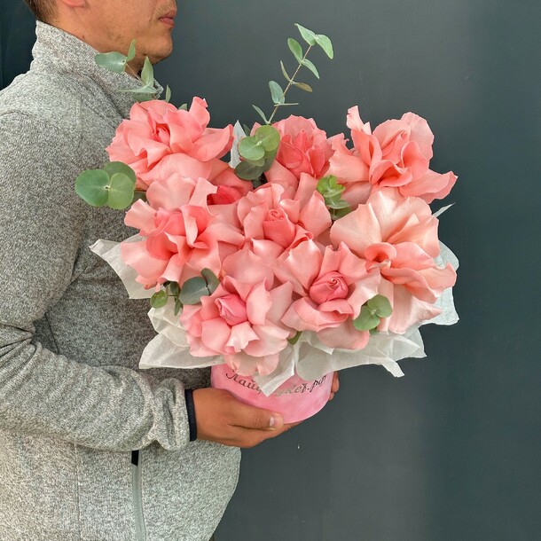 Композиция в коробке "бархатные розы", артикул F1446711 - 7970 рублей, доставка по городу. Flawery - доставка цветов