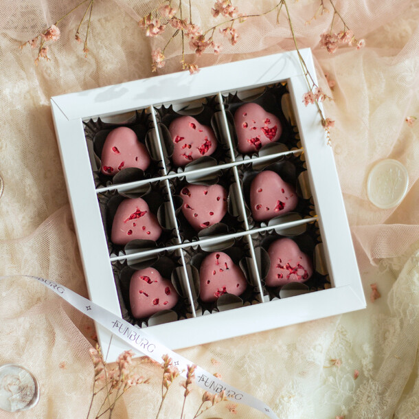 Сердечки из бельгийского шоколада s (шоколад ruby), артикул F1303845 - 950 рублей, доставка по городу. Flawery - доставка цветов