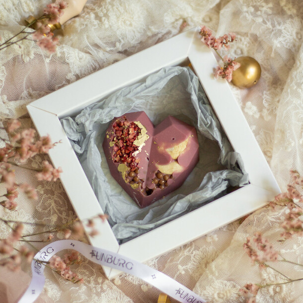 Сердце из бельгийского шоколада (шоколад ruby), артикул F1303852 - 850 рублей, доставка по городу. Flawery - доставка цветов