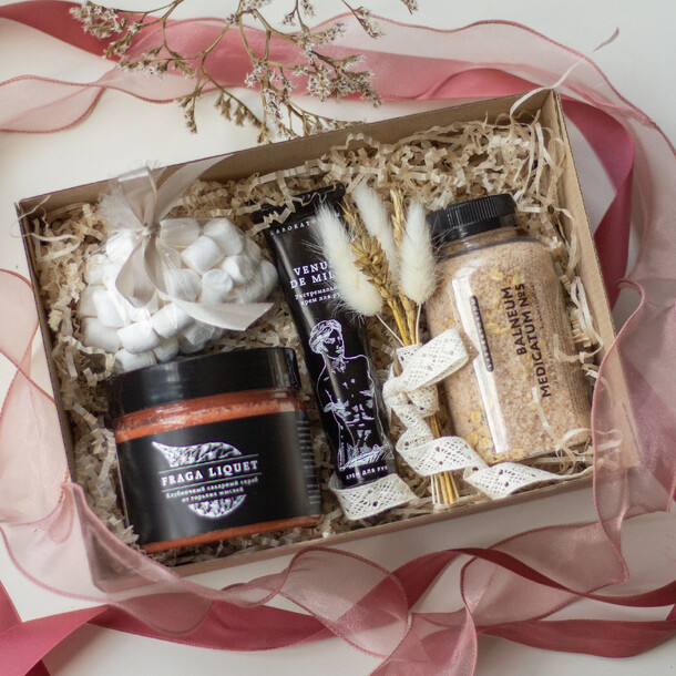 Подарочный набор «strawberry fields», артикул F1303959 - 3900 рублей, доставка по городу. Flawery - доставка цветов