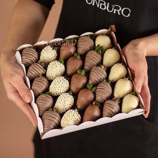 Набор клубники в шоколаде l, артикул F1394625 - 5400 рублей, доставка по городу. Flawery - доставка цветов