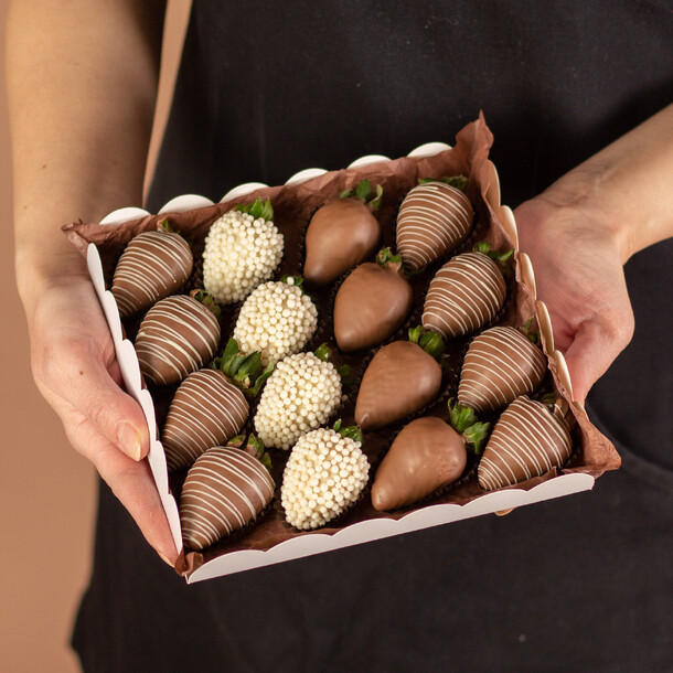 Набор клубники в шоколаде m, артикул F1394627 - 3280 рублей, доставка по городу. Flawery - доставка цветов