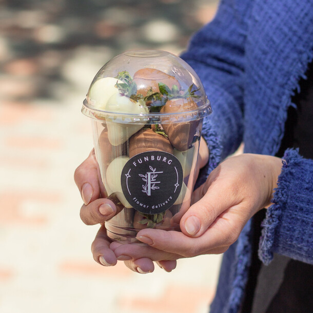 Стаканчик мини-клубники в шоколаде, артикул F1394640 - 1450 рублей, доставка по городу. Flawery - доставка цветов