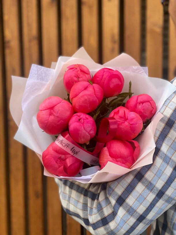 Букет 9 коралловых пионов, артикул F1305230 - 10800 рублей, доставка по городу. Flawery - доставка цветов