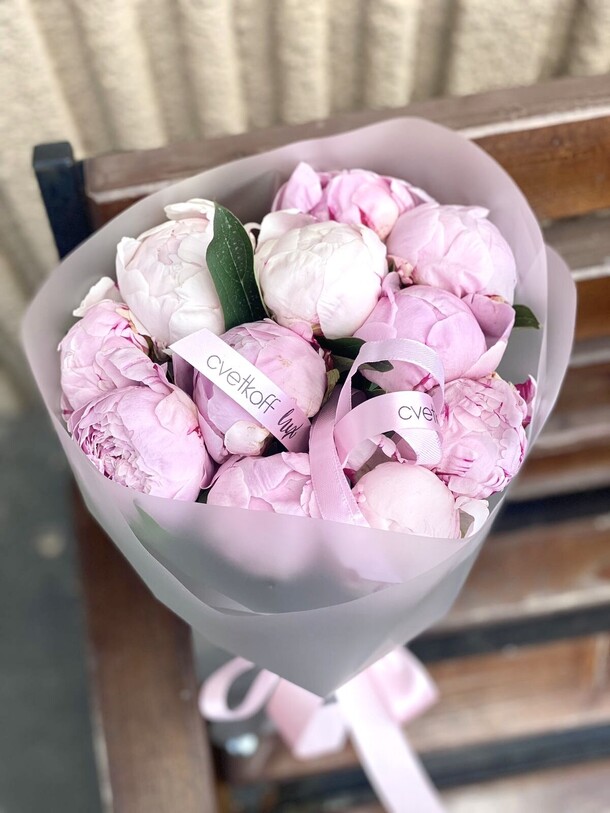 11 розовых пионов, артикул F1305426 - 12150 рублей, доставка по городу. Flawery - доставка цветов