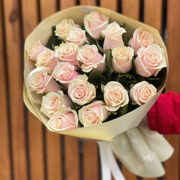 Букет из 19 кремовых роз, артикул F1306322 - 5500 рублей, доставка по городу. Flawery - доставка цветов