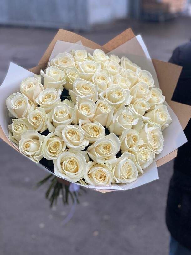 Белые розы аваланж, артикул F1308363 - 9900 рублей, доставка по городу. Flawery - доставка цветов
