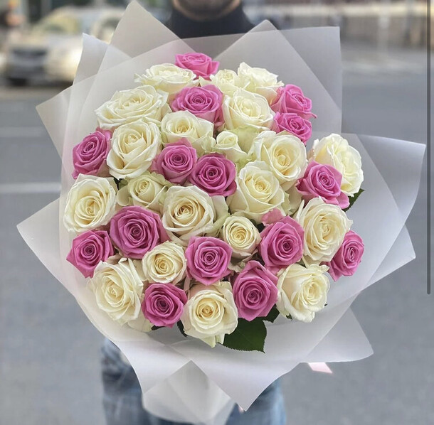 Букет 29 роз микс, артикул F1310346 - 7900 рублей, доставка по городу. Flawery - доставка цветов