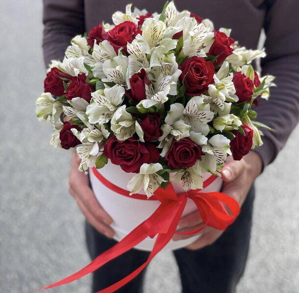 Букет микс в шляпной коробке, артикул F1310354 - 8650 рублей, доставка по городу. Flawery - доставка цветов