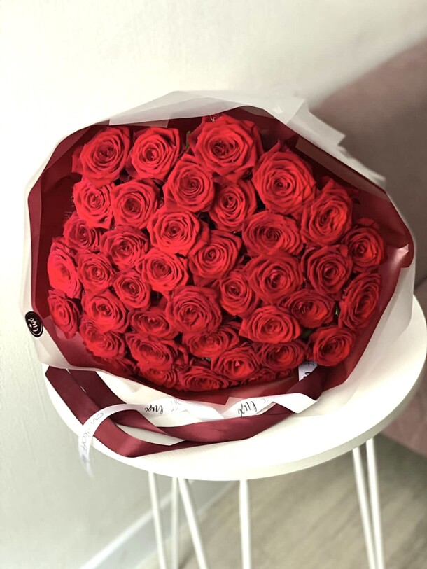 Букет 51 красная роза, артикул F1310362 - 13500 рублей, доставка по городу. Flawery - доставка цветов