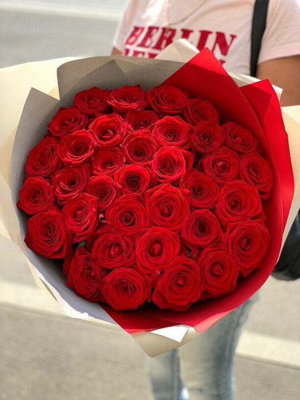 Букет 39 красных роз, артикул F1310364 - 9900 рублей, доставка по городу. Flawery - доставка цветов