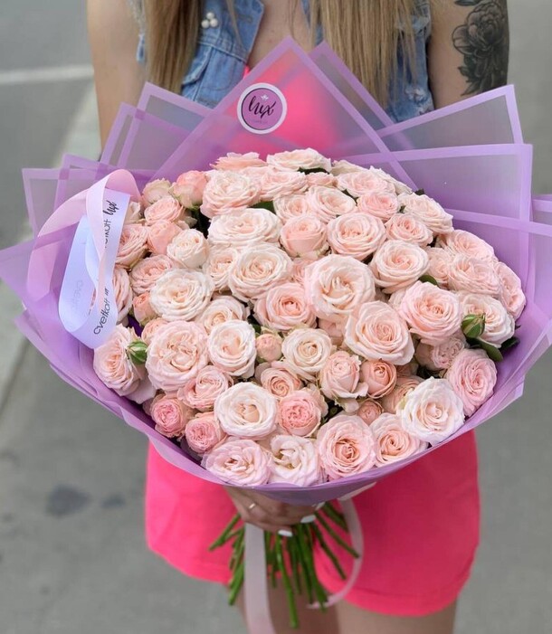 Пионовидные розы кустовые бомбастик, артикул F1310369 - 13900 рублей, доставка по городу. Flawery - доставка цветов