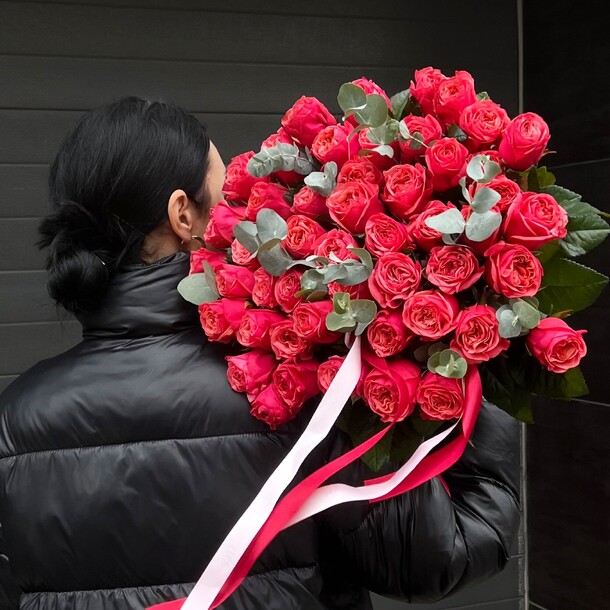 Пионовидные розы баббл гам с эвкалиптом, артикул F1310370 - 17500 рублей, доставка по городу. Flawery - доставка цветов