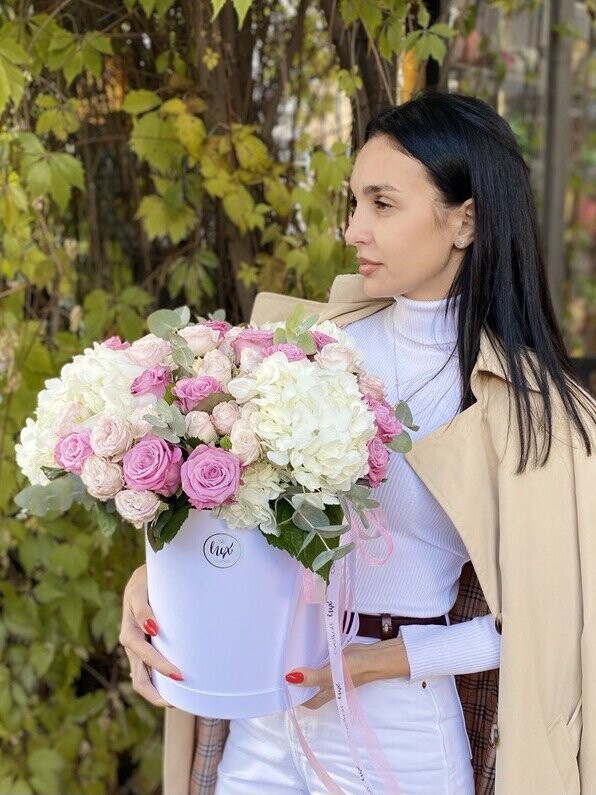 Букет «лавандово кремовый» в шляпной коробке, артикул F1310375 - 12900 рублей, доставка по городу. Flawery - доставка цветов