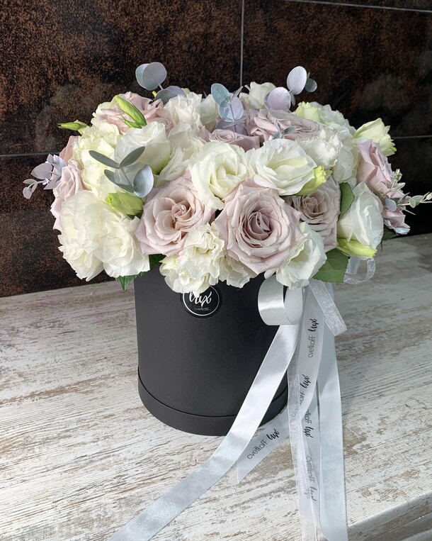 Композиция «свежий ментол» в шляпной коробке, артикул F1313909 - 12900 рублей, доставка по городу. Flawery - доставка цветов