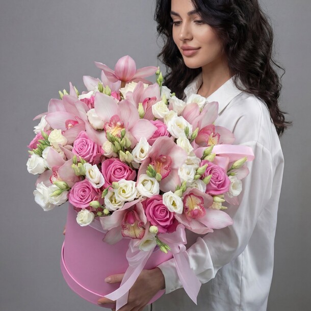 Розовые орхидеи с пионовидными розами и эустомой в шляпной коробке, артикул F1348636 - 15750 рублей, доставка по городу. Flawery - доставка цветов