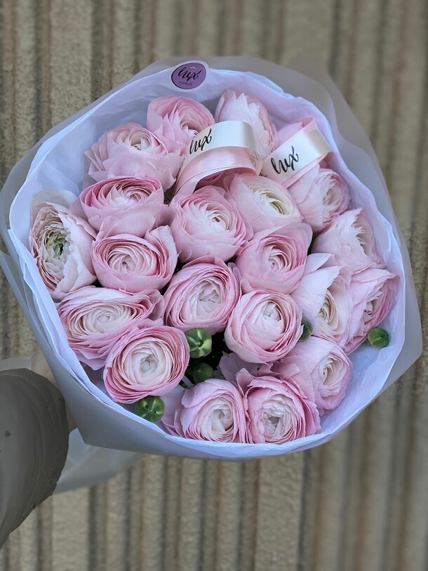 Ранункулюсы розовые, артикул F1349464 - 17500 рублей, доставка по городу. Flawery - доставка цветов