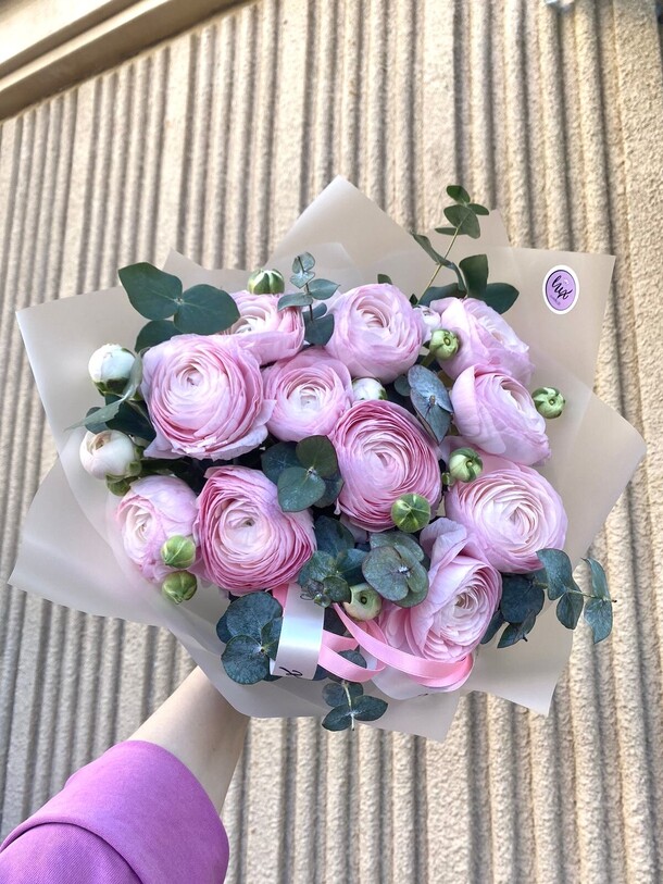 Ранункулюсы с эвкалиптом, артикул F1349468 - 11650 рублей, доставка по городу. Flawery - доставка цветов