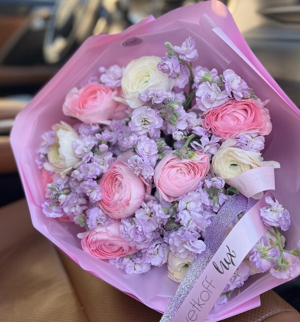 Ранункулюсы и маттиола, артикул F1363605 - 14900 рублей, доставка по городу. Flawery - доставка цветов