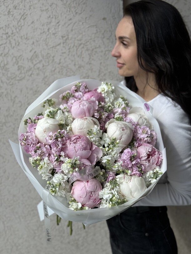 Пионы и маттиола в дуэте, артикул F1420406 - 15500 рублей, доставка по городу. Flawery - доставка цветов