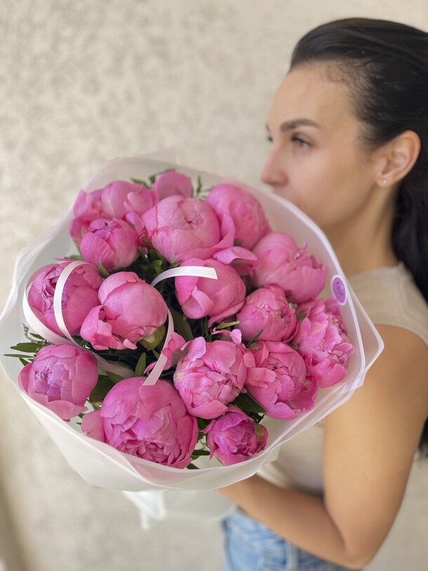 Пионы малиновые, артикул F1423596 - 14400 рублей, доставка по городу. Flawery - доставка цветов