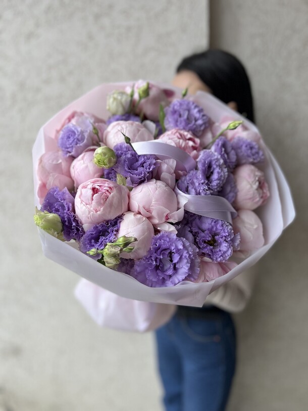 Пионы и лавандовая эустома, артикул F1423599 - 15500 рублей, доставка по городу. Flawery - доставка цветов