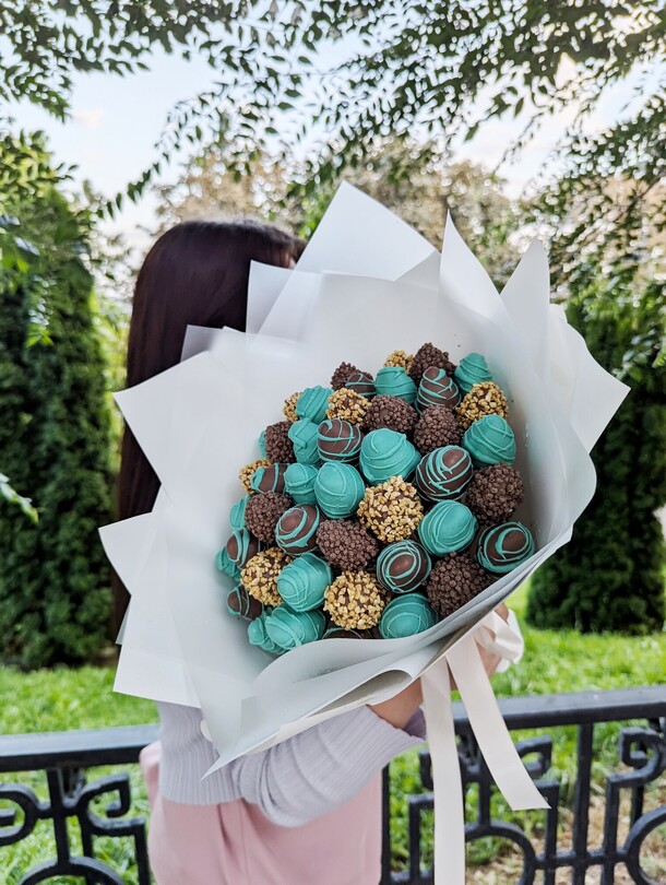 Клубничный букет "мирабель", артикул F1240683 - 9590 рублей, доставка по городу. Flawery - доставка цветов