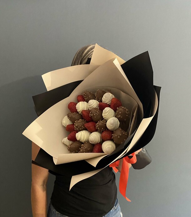 Клубничный букет "дженнифер", артикул F1240702 - 6190 рублей, доставка по городу. Flawery - доставка цветов