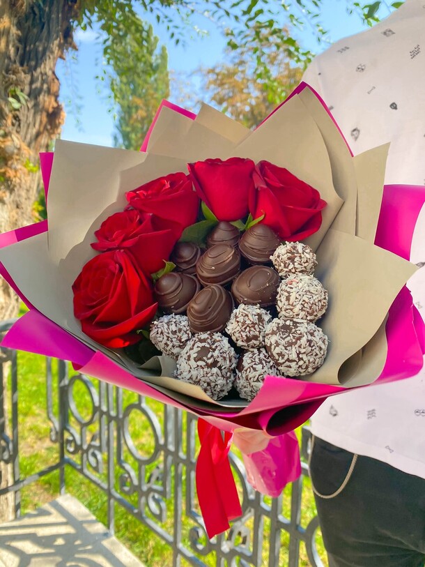 Букет клубники с розами "пенелопа", артикул F1240737 - 4590 рублей, доставка по городу. Flawery - доставка цветов