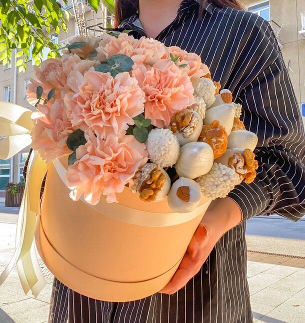 Композиция с диантусами и клубникой "сэнди", артикул F1240743 - 6990 рублей, доставка по городу. Flawery - доставка цветов