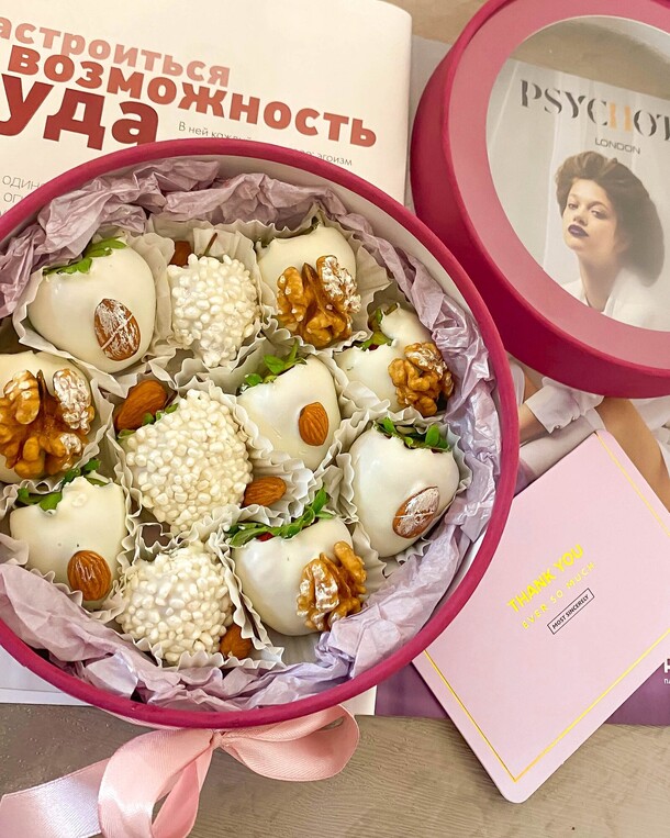 Клубничный бокс "прованс", артикул F1240779 - 3190 рублей, доставка по городу. Flawery - доставка цветов