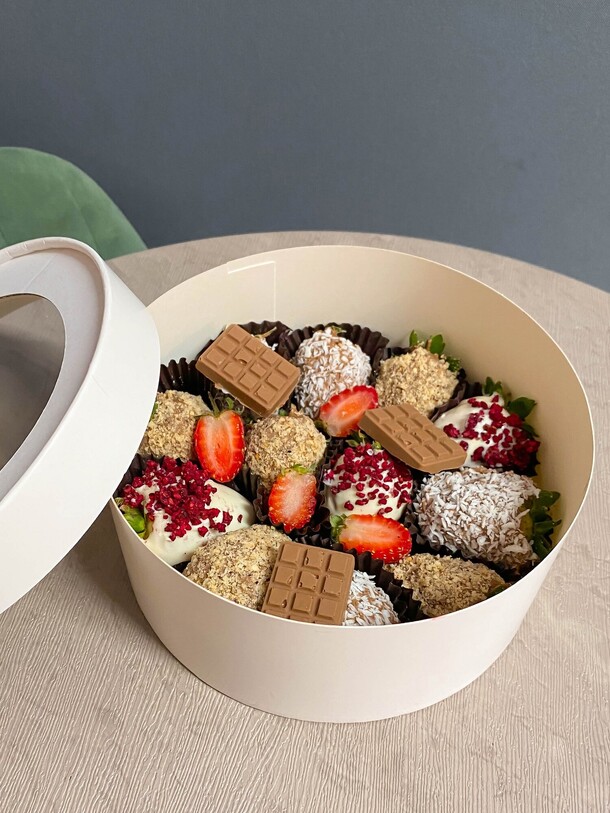 Клубничный бокс "нежный сонет", артикул F1240788 - 3590 рублей, доставка по городу. Flawery - доставка цветов