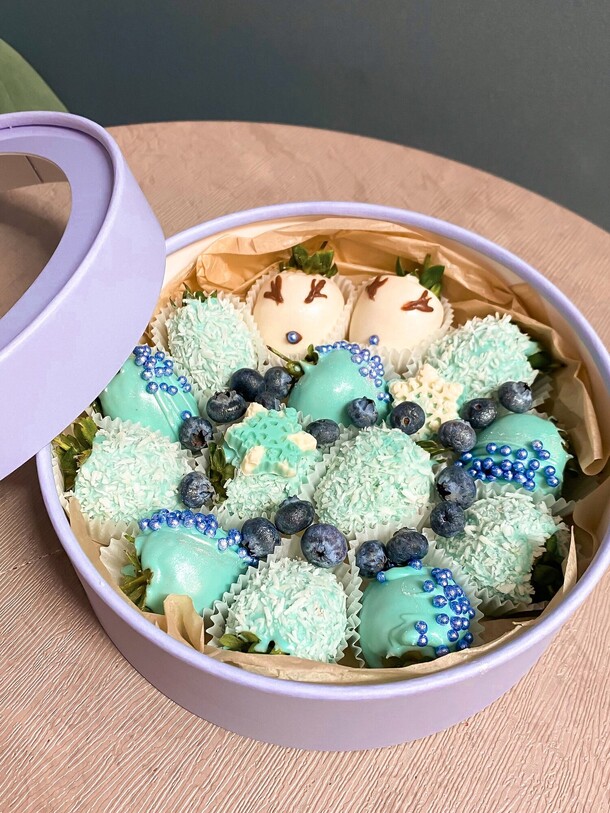 Клубничный бокс "ледяное очарование", артикул F1240792 - 3890 рублей, доставка по городу. Flawery - доставка цветов