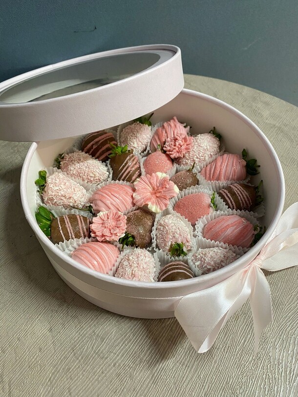 Клубничный бокс "искрящийся рай", артикул F1240796 - 5890 рублей, доставка по городу. Flawery - доставка цветов